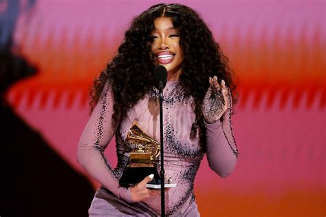 does sza write her own music and what influences her songwriting process?